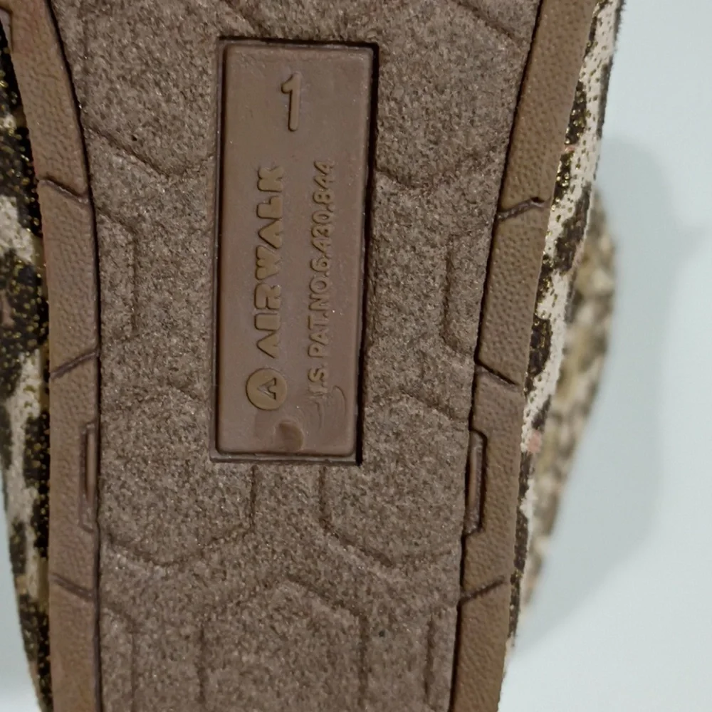 NWNT Airwalk Gold Leopard Girls Flats/Loafers Size 1